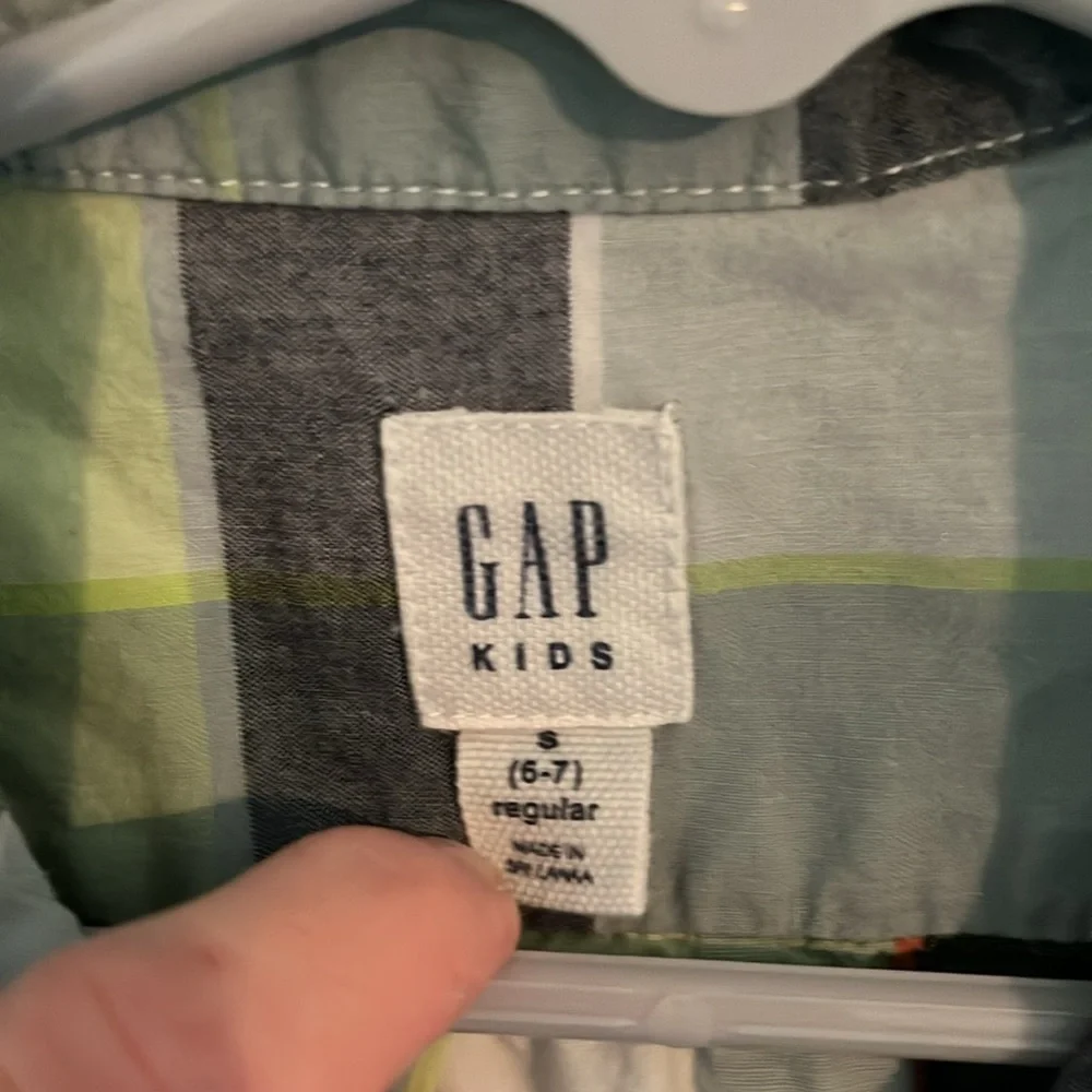 Gap kids multi-colored plaid button down shirt with w/ short sleeves and pocket - Picture 2 of 5